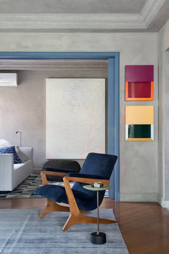 quadros-cores-ape-reformado-60-dias-ar-kitekt-associados-09-sala Quadros e cores dão personalidade e charme à apê reformado em 60 dias. Projeto de Ar.Kitekt Associados. Na foto, sala de estar com poltrona azul, parede e teto revestido de cimento queimado.