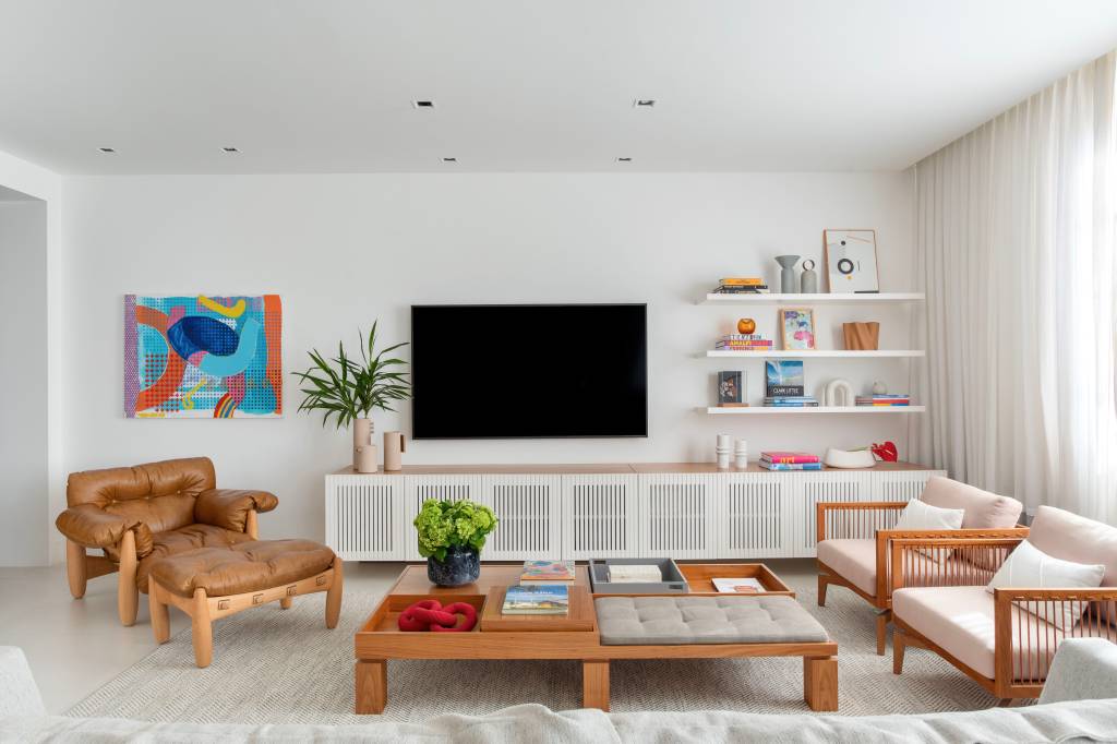 Quarto deste apê tem grande painel de freijó natural com lâminas diagonais