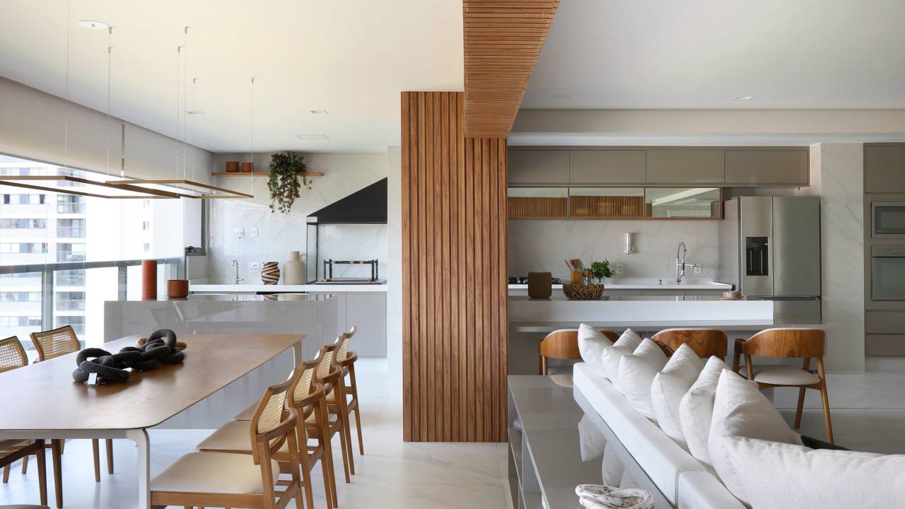 Reforma em apê de 184 m² elimina banheiro para ampliar suíte. Projeto de Duno Arquitetura. Na foto, varanda integrada com estar, área gourmet, cozinha integrada.