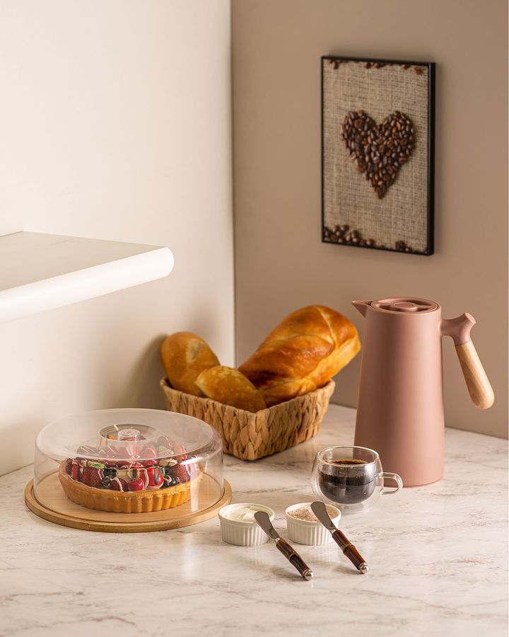 Tecnologia em UD, flores permanentes e rattan são tendências na ABCasa. Na foto, mesa de café da manhã com garrafa, xícara, boleira e potes pequenos com manteiga