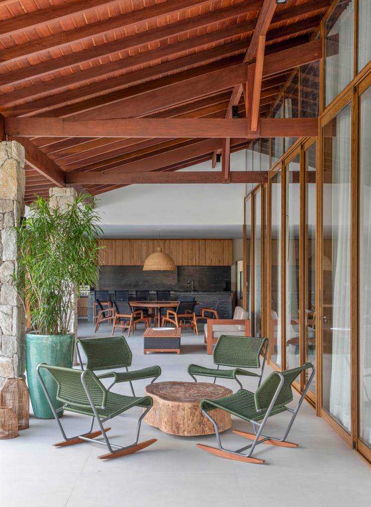 tons-naturais-base-neutra-casa-de-campo-cozinha-provencal-joao-panaggio-07-varanda Tons naturais e base neutra marcam casa de campo com cozinha provençal. Projeto de João Panaggio. Na foto, varanda com área gourmet, cadeiras verdes, mesa de centro de madeira.