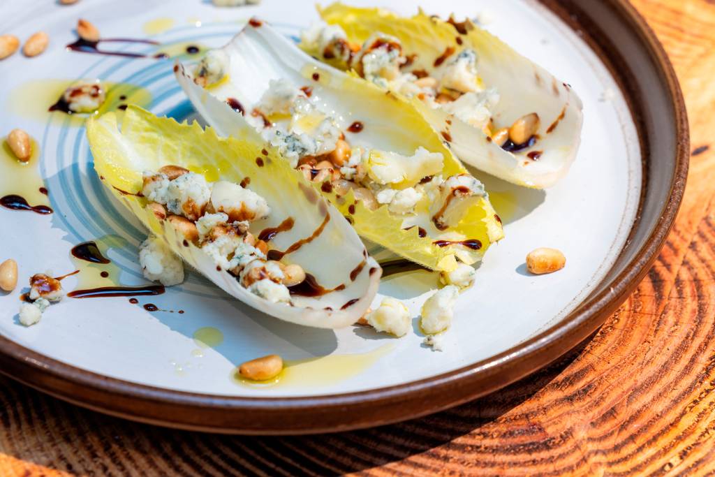 Endívias-recheadas-com-salada-de-bacalhau Bacalhau: conheça os benefícios do peixe para a saúde e aprenda 4 receitas