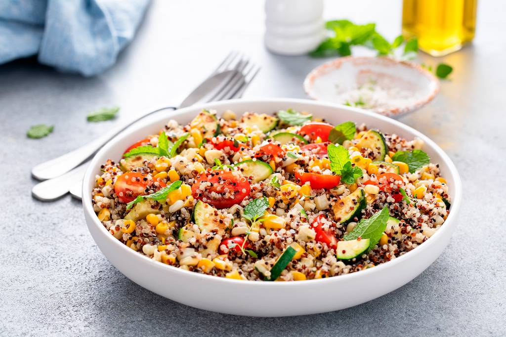 Quinoa-com-bacalhau Bacalhau: conheça os benefícios do peixe para a saúde e aprenda 4 receitas
