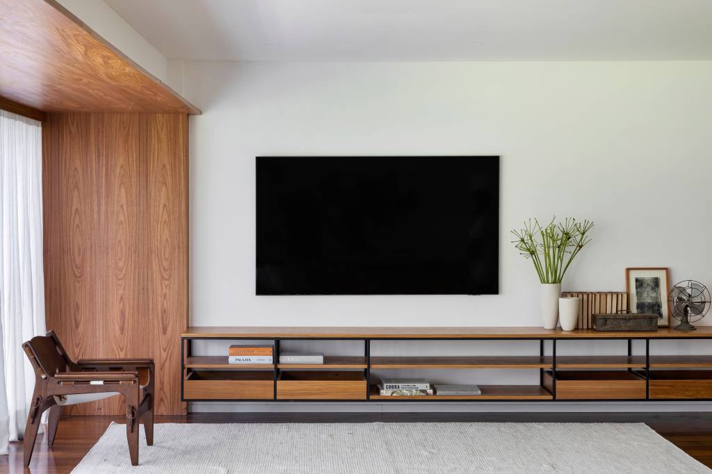 ape-integrado-decor-contemporaneo-marcenaria-em-freijo-joao-panaggio-08-sala-tv Apê integrado ganha décor contemporâneo com muita marcenaria em freijó. Projeto de João Panaggio. Na foto, sala de tv com rack, pórtico de madeira, tv.
