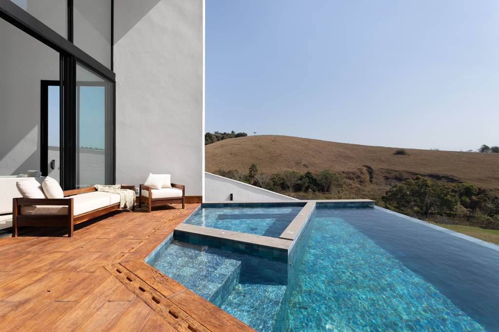 casa-435-m2-vista-serra-piscina-diagonal (7) Casa de 435 m² com vista para a Serra possui piscina em formato diagonal. Projeto de Vivi Cirello. Na foto, piscina com vista para a serra.