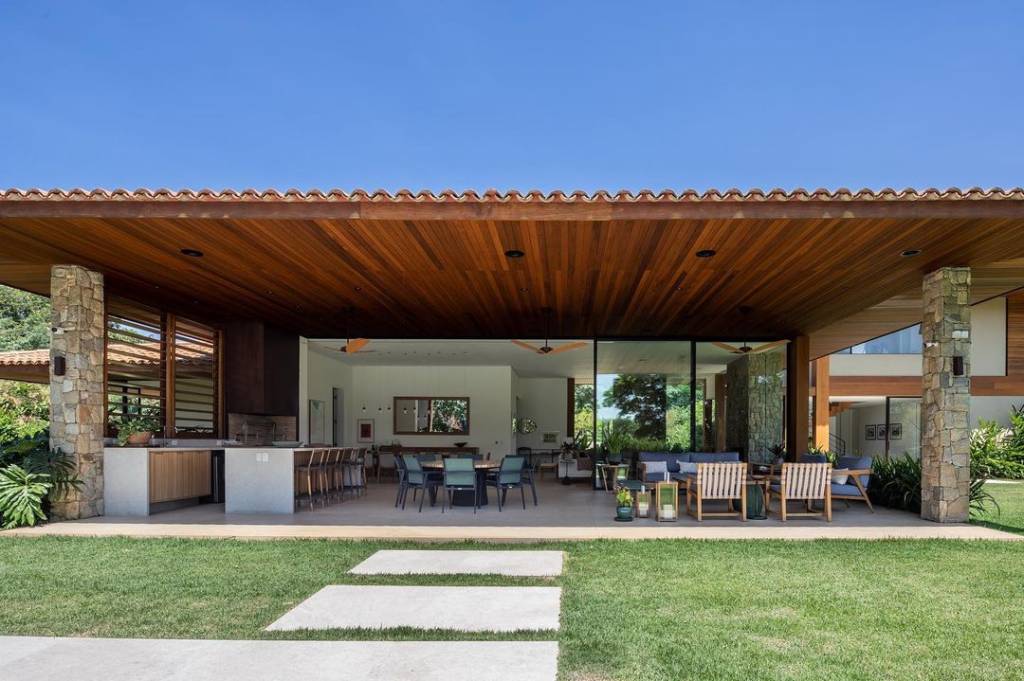 casa-campo-600-m2-projetada-natureza-entorno-gilda-meirelles-credito-pedro-mascaro (1) Casa de campo de 600 m² é projetada a partir da natureza do entorno. Projeto Gilda Meirelles Arquitetura. Na foto, varanda integrada com o jardim com espaço gourmet.