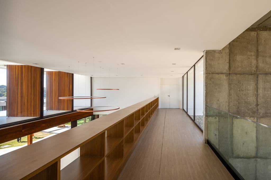 casa-composta-por-tres-volumes-ligados-por-pergolado-de-madeira-arkitito-11 Casa é composta por três volumes ligados por pergolado de madeira. Projeto de Arkitito. Na foto, corredor.