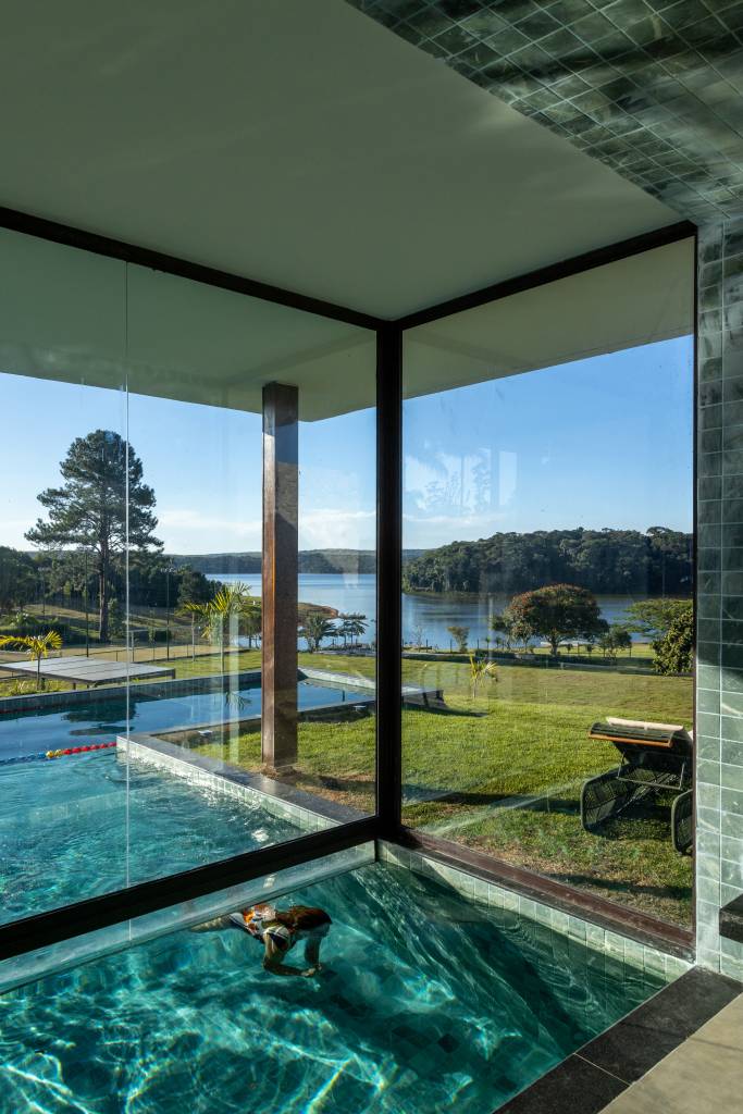 casa-composta-por-tres-volumes-ligados-por-pergolado-de-madeira-arkitito-21 Casa é composta por três volumes ligados por pergolado de madeira. Projeto de Arkitito. Na foto, sauna, parede em vidro.