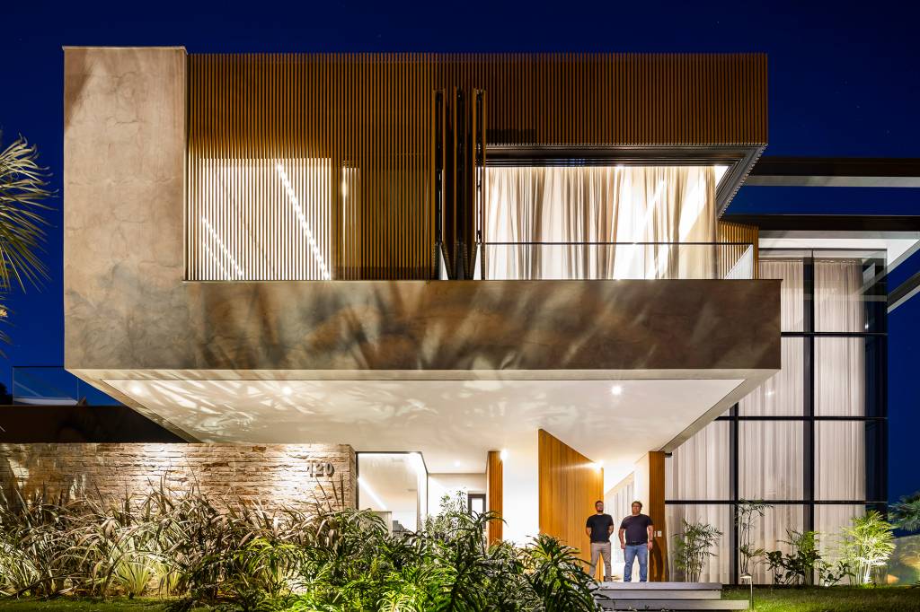 casa-de-campo-aclive-terreno-privacidade-raiz-arquitetura-credito-leonardo-giantomasi (12) Casa de campo tira partido do aclive do terreno para criar privacidade. Projeto de Raiz Arquitetura. Na foto, fachada da casa com jardim.