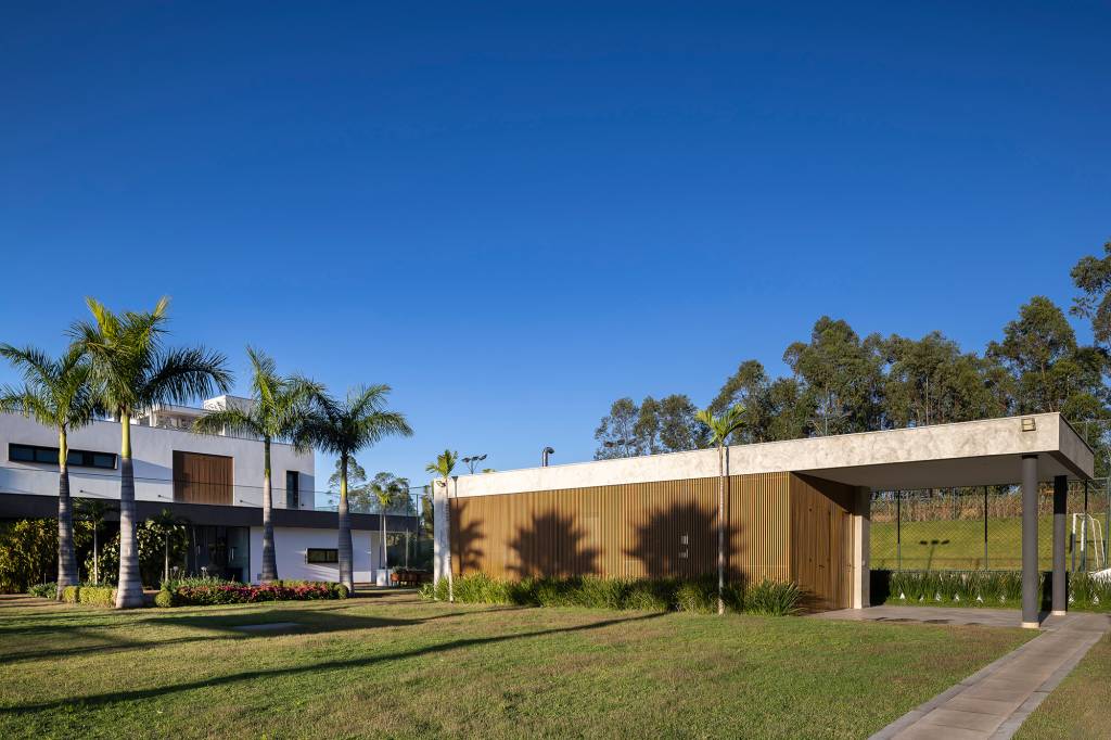 casa-de-campo-aclive-terreno-privacidade-raiz-arquitetura-credito-leonardo-giantomasi (14) Casa de campo tira partido do aclive do terreno para criar privacidade. Projeto de Raiz Arquitetura. Na foto, fachada da casa com jardim.