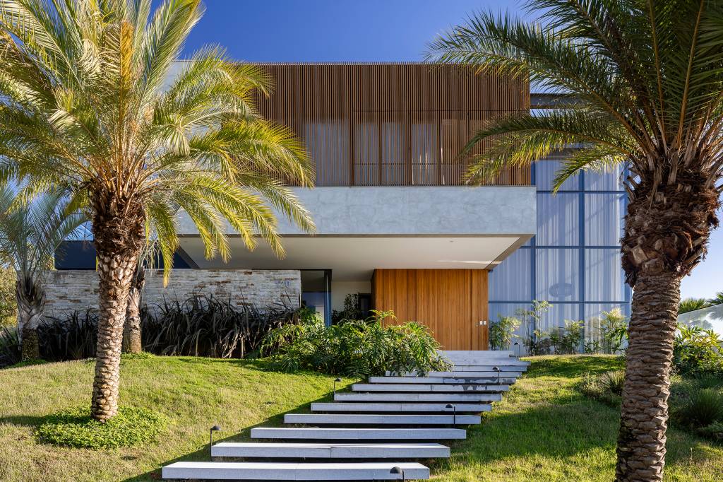 casa-de-campo-aclive-terreno-privacidade-raiz-arquitetura-credito-leonardo-giantomasi (16) Casa de campo tira partido do aclive do terreno para criar privacidade. Projeto de Raiz Arquitetura. Na foto, fachada da casa com jardim.