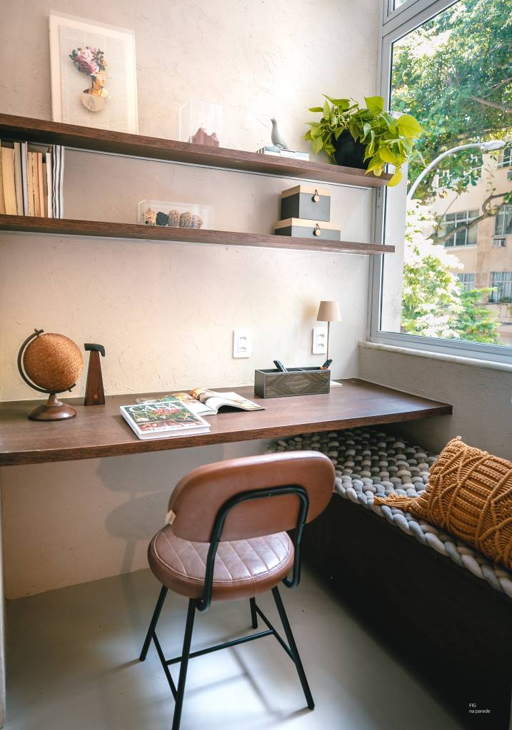 com-33-m-studio-toque-vintage-tijolos-de-vidro-divisoria-mariana-monnerat-18 Com 33 m², studio com toque vintage usa tijolos de vidro como divisória. Projeto de Mariana Monnerat. Na foto, home office pequeno com bancada suspensa.