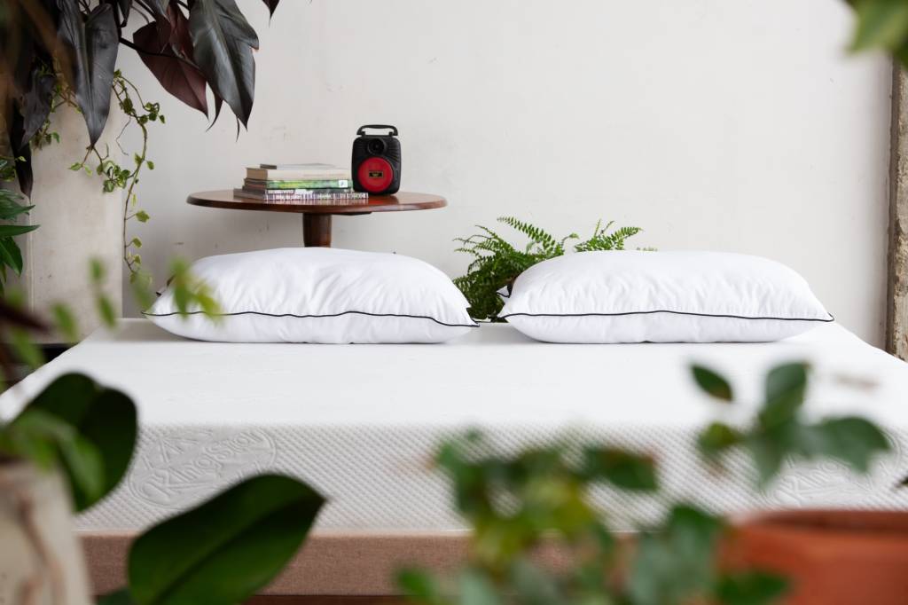 como-escolha-da-cama-influencia-na-decoracao-do-quarto-king-star-07 Como a escolha da cama influencia na decoração do quarto. Na foto, quarto com cama de casal e mesa lateral pequena.