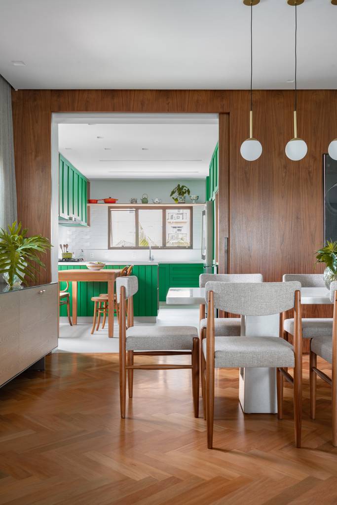 cozinha-verde-lavabo-estampado-escorregador-personalidade-ape-estudio-pluri-credito-joao-friederichs (17) Cozinha verde, lavabo estampado e escorregador dão personalidade a apê. Projeto de Estúdio Pluri. Na foto, sala de jantar separada da cozinha por porta de correr.