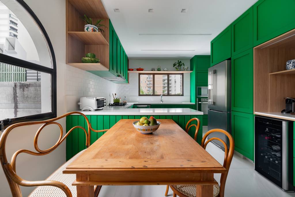 cozinha-verde-lavabo-estampado-escorregador-personalidade-ape-estudio-pluri-credito-joao-friederichs (19) Cozinha verde, lavabo estampado e escorregador dão personalidade a apê. Projeto de Estúdio Pluri. Na foto, cozinha verde com copa e canto do café.