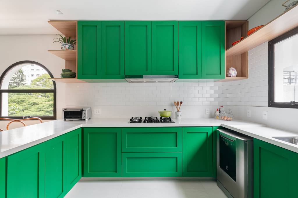cozinha-verde-lavabo-estampado-escorregador-personalidade-ape-estudio-pluri-credito-joao-friederichs (23) Cozinha verde, lavabo estampado e escorregador dão personalidade a apê. Projeto de Estúdio Pluri. Na foto, cozinha verde com copa e armários.