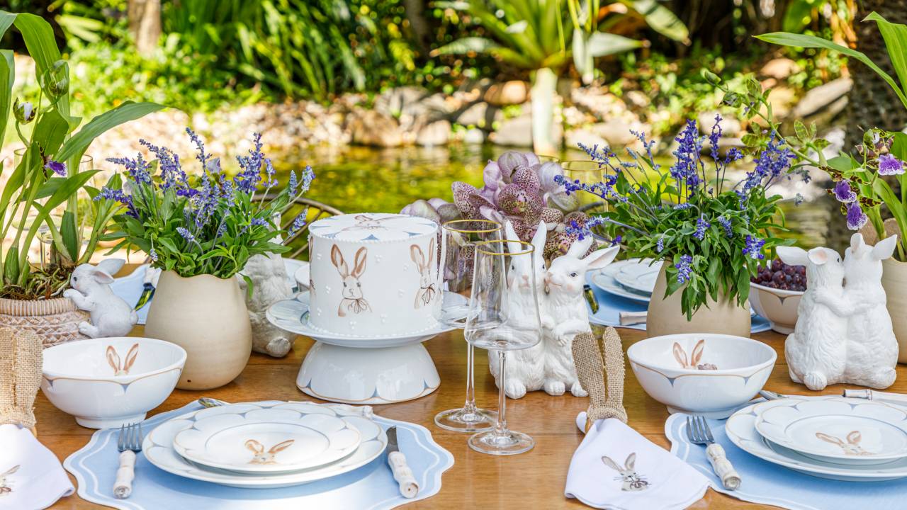 Mesa posta de Páscoa. Coleção Lapin da Casa Costa, marca de casa e decoração de Luma Costa.