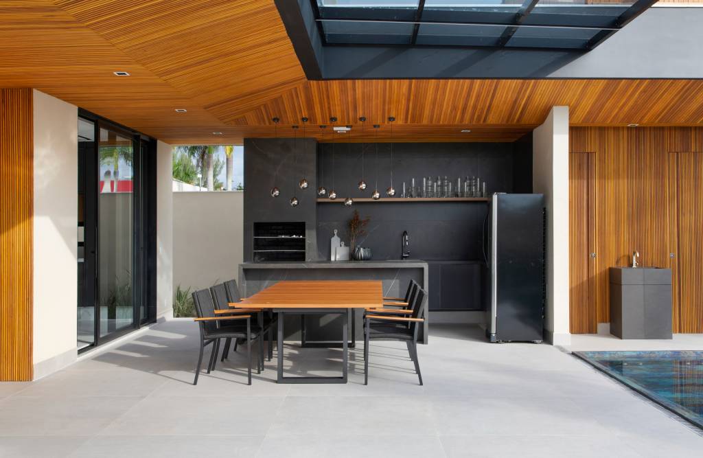 paineis-ripados-area-gourmet-lazer-e-aconchego-casa-studio-mh-arquitetura-20 Painéis ripados e área gourmet convidam ao lazer e aconchego nesta casa. Projeto de Studio MH Arquitetura. Na foto, área gourmet em tons escuros, mesa de madeira.