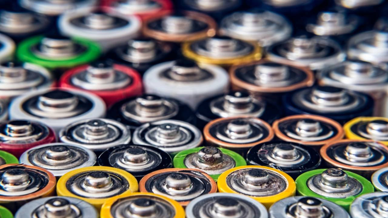 Pilha comum x pilha recarregável: você conhece a diferença?