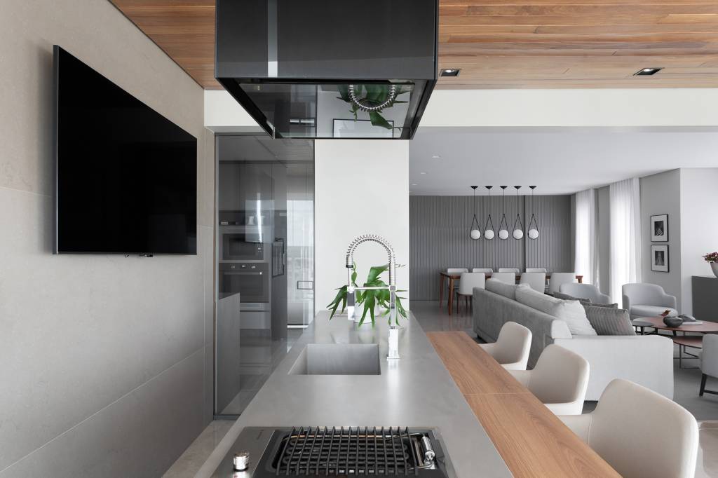 tons-cinza-elegancia-apartamento-256-m2-arch-lab-credito-isabela-mayer (10) Tons de cinza criam elegância neste apartamento de 256 m². Projeto de arch.lab. Na foto, cozinha com marcenaria cinza e torre quente. Sala de jantar com ilha.