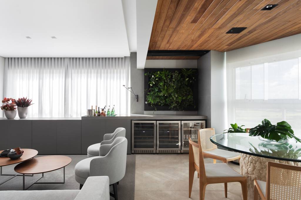 tons-cinza-elegancia-apartamento-256-m2-arch-lab-credito-isabela-mayer (3) Tons de cinza criam elegância neste apartamento de 256 m². Projeto de arch.lab. Na foto, sala e varanda com jaridm vertical, mesa e adega,