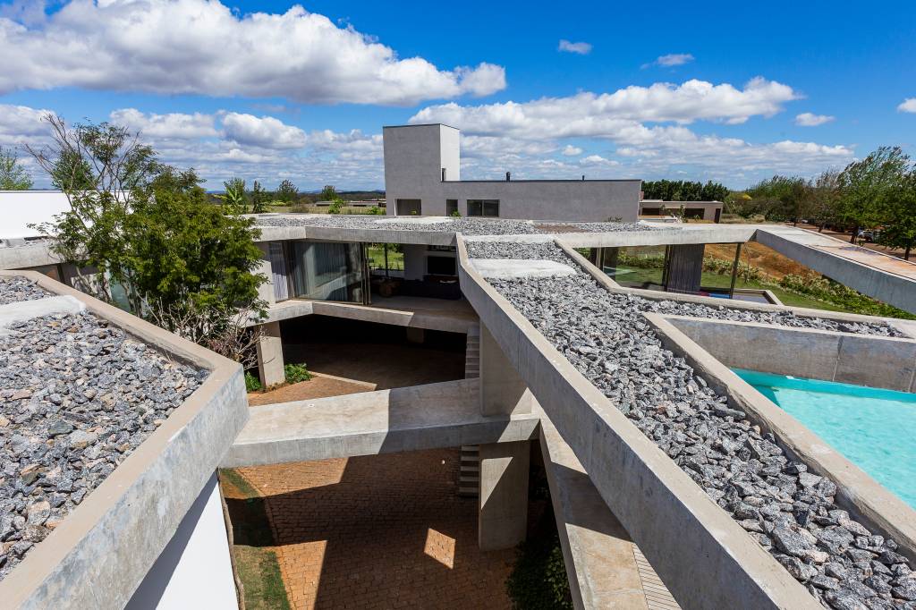 Vazios e passarelas fazem recortes no desenho desta casa de 485 m². Projeto de FGMF. Na foto, passarela, laje e piscina.