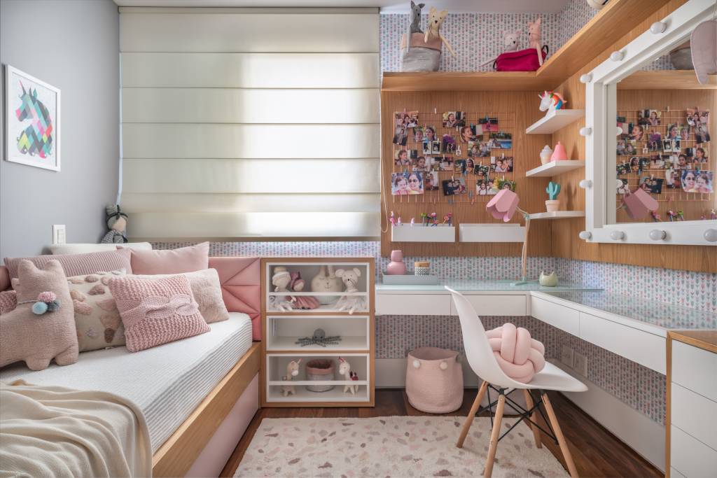 Apartamento ganha décor com tons de azul, cinza e madeira. Projeto de Beatriz Quinelato. Na foto, quarto infantil com espaço de leitura. Bancada e penteadeira.