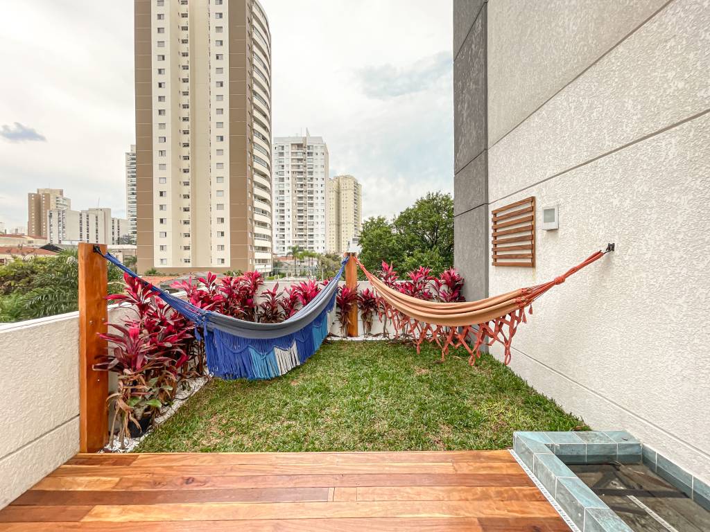 ape-garden-233-m2–jardim-redario-espelho-dagua-quintal-andreia-marchionno-credito-divulgacao (24) Apê garden de 233 m² ganha jardim, redário e espelho d'água no quintal. Projeto de Andreia Marchionno. Na foto, jardim com redário e espelho d´água.
