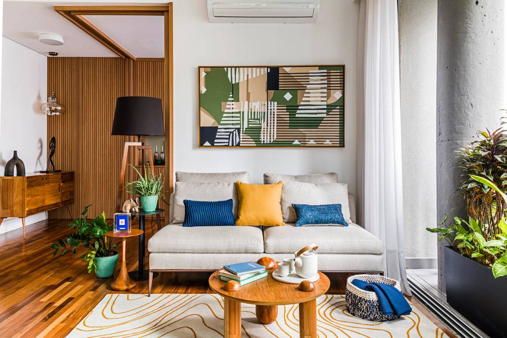 Azulejos estampados e cores trazem personalidade a apê de 100 m²