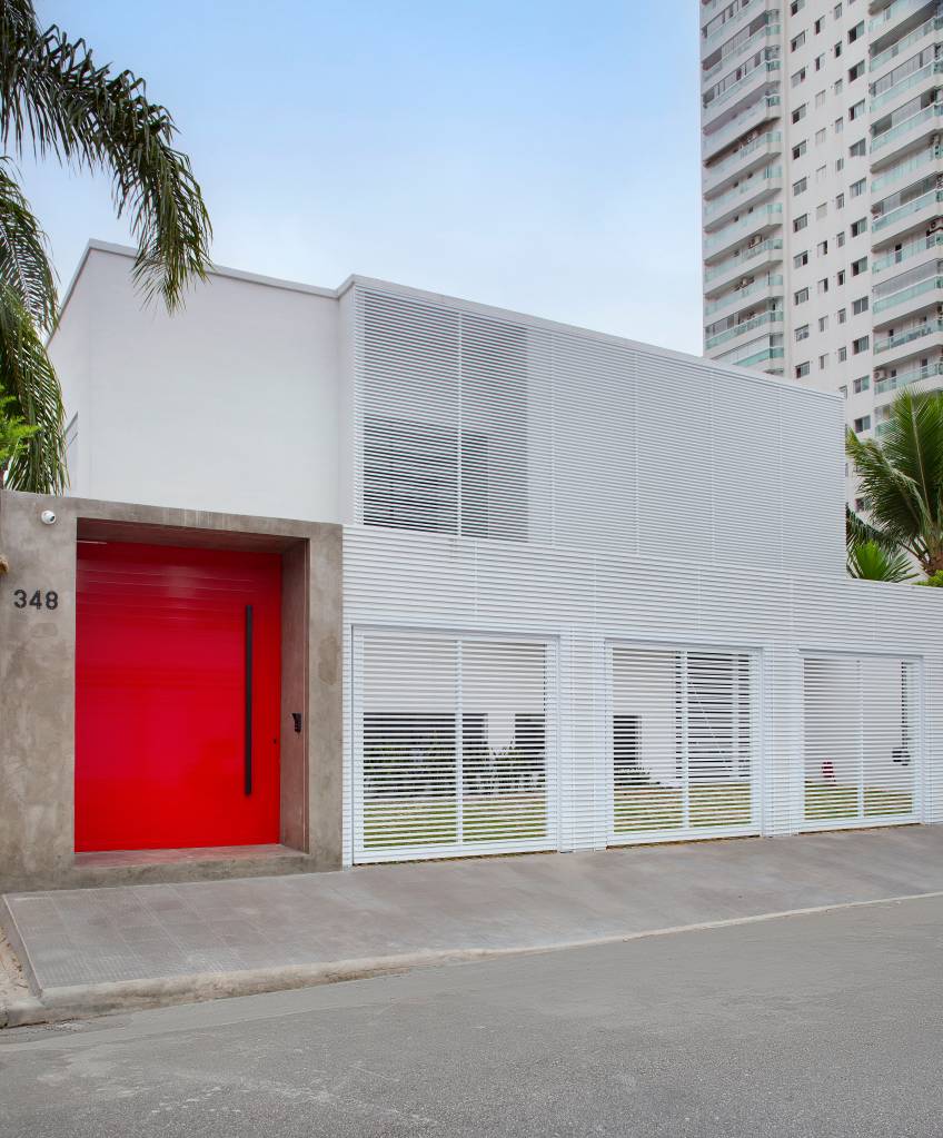 casa-segundo-andar-decoracao-inspirada-automobilismo-gf-estudio-01-fachada Casa ganha segundo andar e decoração inspirada no automobilismo. Projeto de Gabriel Fernandes. Na foto, fachada, porta vermelha.
