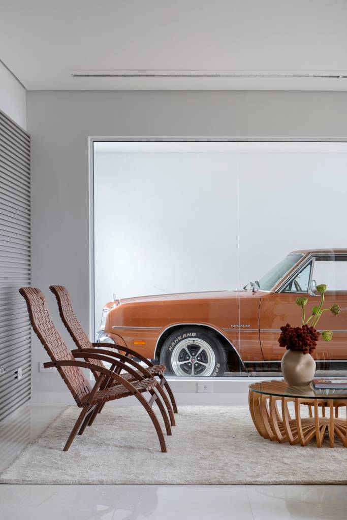 casa-segundo-andar-decoracao-inspirada-automobilismo-gf-estudio-03 Casa ganha segundo andar e decoração inspirada no automobilismo. Projeto de Gabriel Fernandes. Na foto, sala de estar, lamina de vidro para garagem, carro.