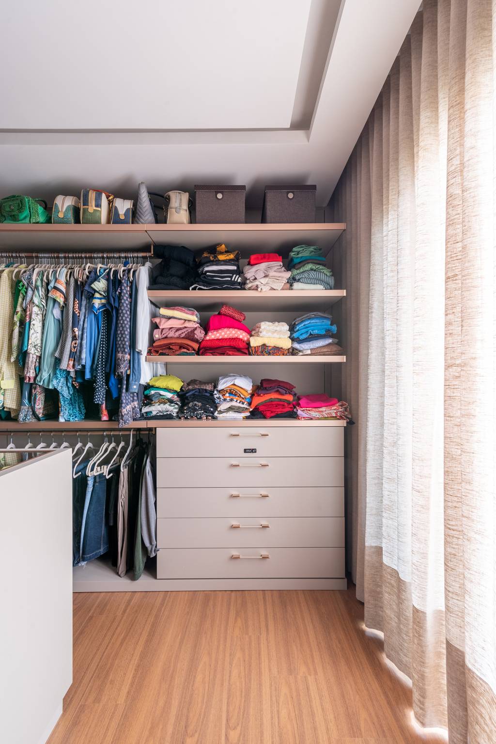 Guarda-roupa impecável: dicas para arrumar roupas, bolsas, sapatos e gavetas