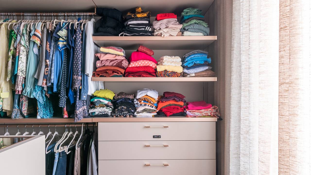 Closet para sapatos e bolsas é o destaque deste apartamento de 250 m². Projeto de Sabrina Salles. Na foto, closet com prateleiras abertas.
