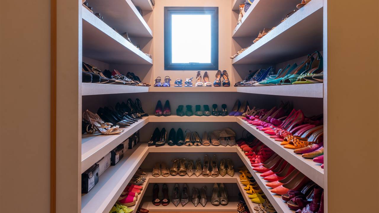 Closet para sapatos e bolsas é o destaque deste apartamento de 250 m². Projeto de Sabrina Salles. Na foto, closet para bolsas e sapatos.