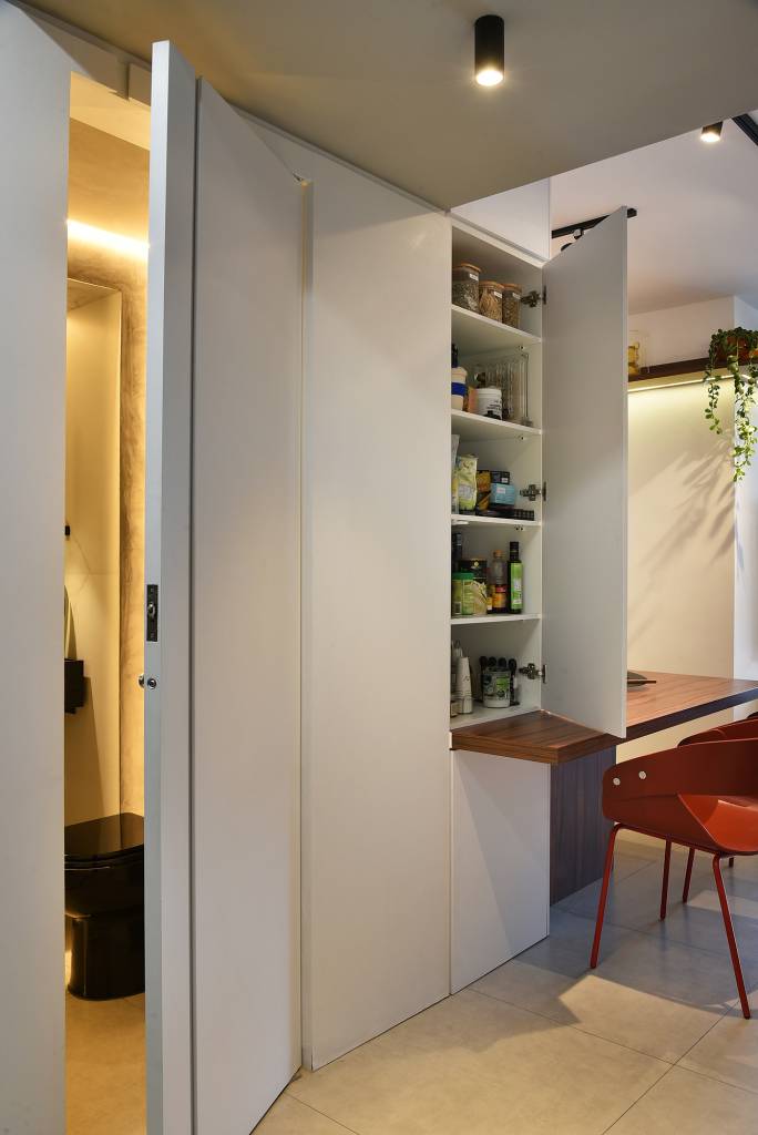 com-apenas-56-m2-apartamento-decor-jovem-descolado-flavia-campos-sandra-paes-credito-sidney-doll (11) Com apenas 56 m², apartamento ganha décor jovem e descolado. Projeto de Flavia Campos e Sandra Paes. Na foto, painel de marcenaria que camufla lavabo e despensa.