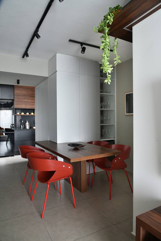 com-apenas-56-m2-apartamento-decor-jovem-descolado-flavia-campos-sandra-paes-credito-sidney-doll (12) Com apenas 56 m², apartamento ganha décor jovem e descolado. Projeto de Flavia Campos e Sandra Paes. Na foto, sala de estar e jantar com espelho e plantas.