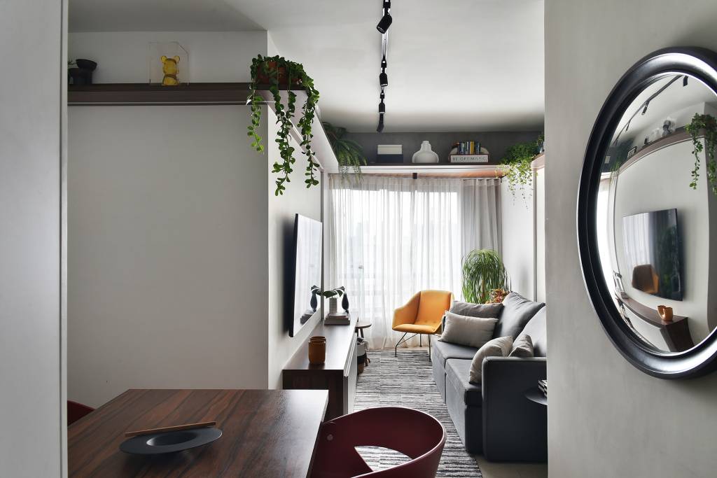 com-apenas-56-m2-apartamento-decor-jovem-descolado-flavia-campos-sandra-paes-credito-sidney-doll (14) Com apenas 56 m², apartamento ganha décor jovem e descolado. Projeto de Flavia Campos e Sandra Paes. Na foto, sala de estar e jantar com espelho e plantas.
