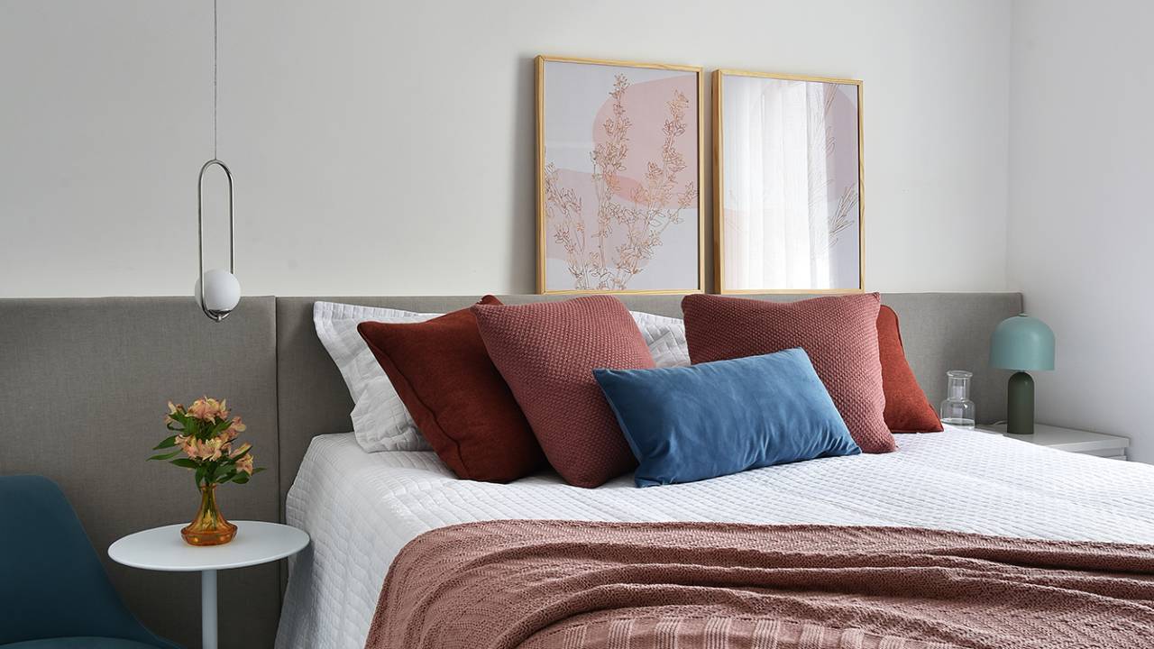 Com apenas 56 m², apartamento ganha décor jovem e descolado. Projeto de Flavia Campos e Sandra Paes. Na foto, quarto de casal com TV e iluminação indireta.