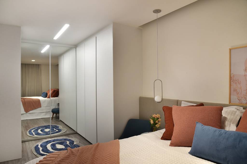 com-apenas-56-m2-apartamento-decor-jovem-descolado-flavia-campos-sandra-paes-credito-sidney-doll (16) Com apenas 56 m², apartamento ganha décor jovem e descolado. Projeto de Flavia Campos e Sandra Paes. Na foto, quarto de casal com TV e iluminação indireta.