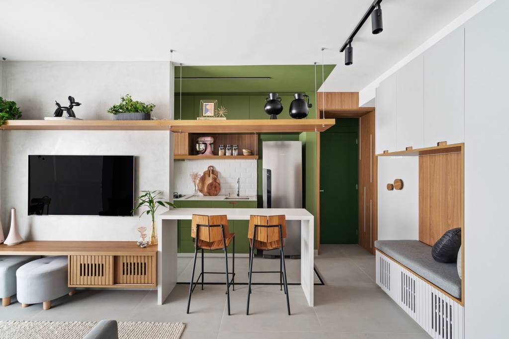 Com circulação otimizada, apê de 49 m² tem tons de verde e madeira