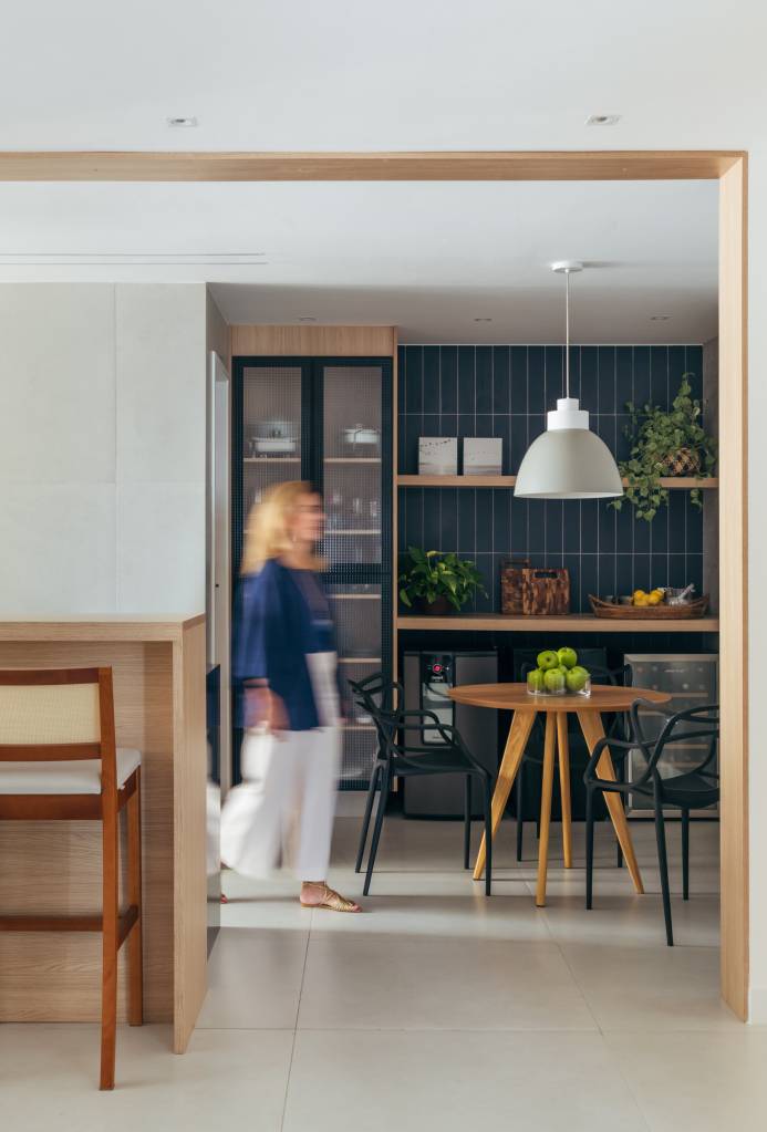 dois-apes-viram-um-cozinha-gourmet-jantar-sala-de-tv-integradas-fernanda-medeiros-09-azulejo-azul Dois apês viram um com cozinha gourmet, jantar e sala de TV integradas. Projeto de Fernanda Medeiros. Na foto, cozinha, parede de azulejos azuis, copa para refeições, mesa redonda pequena.