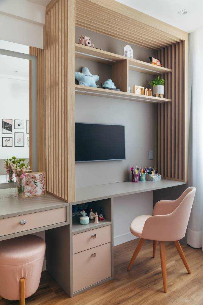 dois-apes-viram-um-cozinha-gourmet-jantar-sala-de-tv-integradas-fernanda-medeiros-11-quarto-penteadeira Dois apês viram um com cozinha gourmet, jantar e sala de TV integradas. Projeto de Fernanda Medeiros. Na foto, quarto com penteadeira, tv, cadeira rosa.