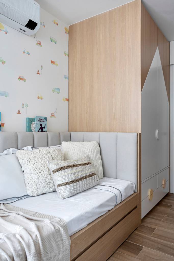espelho-atras-sofa-amplia-ape-70-m-paleta-de-cores-clara-fpr-studio-13-quarto-infantil Espelho atrás do sofá amplia apê de 70 m² com paleta de cores clara. Projeto de FPR Studio. Na foto, quarto infantil com cabeceira estofada.