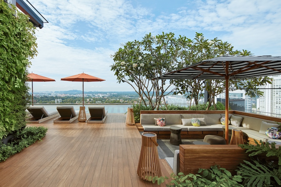 hotel-singapura-grandes-jardins-verticais-tropicais-01 Hotel em Singapura destaca-se pelos grandes jardins verticais tropicais. Na foto, terraço com deck de madeira, piscina, espreguiçadeiras.