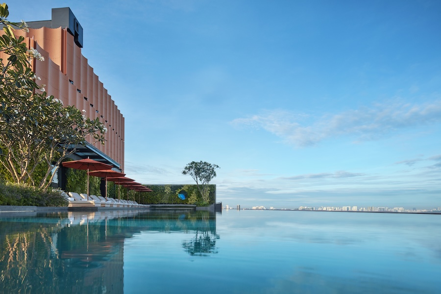 hotel-singapura-grandes-jardins-verticais-tropicais-05 Hotel em Singapura destaca-se pelos grandes jardins verticais tropicais. Na foto, piscina do tipo espelho d'água.