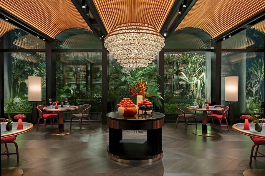 hotel-singapura-grandes-jardins-verticais-tropicais-09 Hotel em Singapura destaca-se pelos grandes jardins verticais tropicais. Na foto, hall com lustre de cristal e janela para jardim.