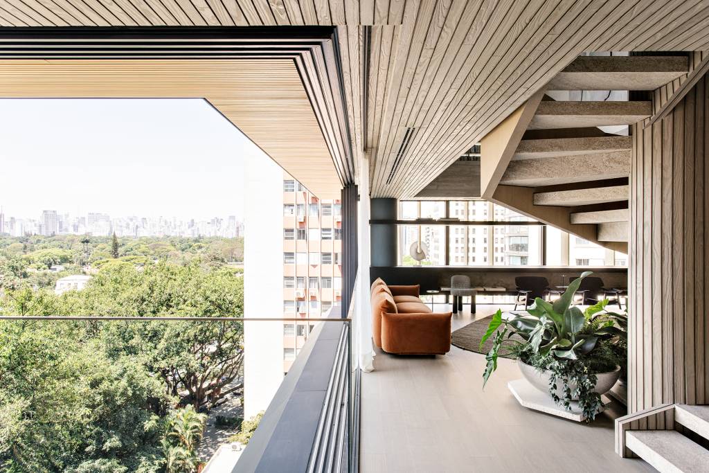 passarelas-estantes-colecoes-morador-ape-420-m2-nati-minas-credito-fran-parente (7) Passarelas com estantes abrigam as coleções do morador deste apê de 420 m². Projeto de Natália Minas e Gabriela Mestriner. Na foto, sala com escada, teto ripado e ampla varanda.