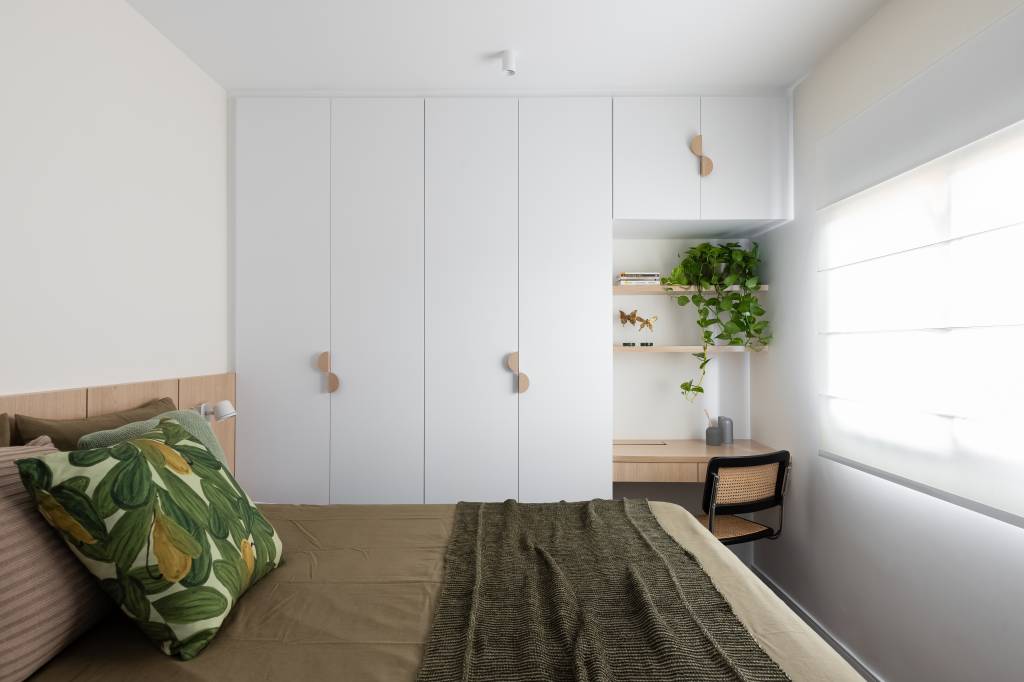 reforma-amplia-living-ape-100-m-marcenaria-planejada-e-plantas-estudio-mare-02-quarto-home-office Reforma amplia living de apê de 100 m² com marcenaria planejada e plantas. Projeto de Estúdio Maré. Na foto, quarto de casal, armários brancos, espaço para home office pequeno.