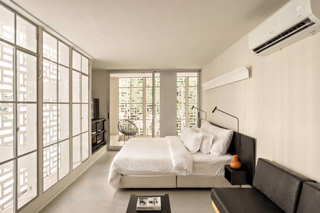 retrofit-predio-centro-sp-vence-monocle-design-awards-metro-arquitetos-credito-fran-parente (22) Retrofit de prédio no centro de SP vence Monocle Design Awards 2024. Projeto de Metro Arquitetos. Na foto, quarto com parede de cobogó e cama de casal.