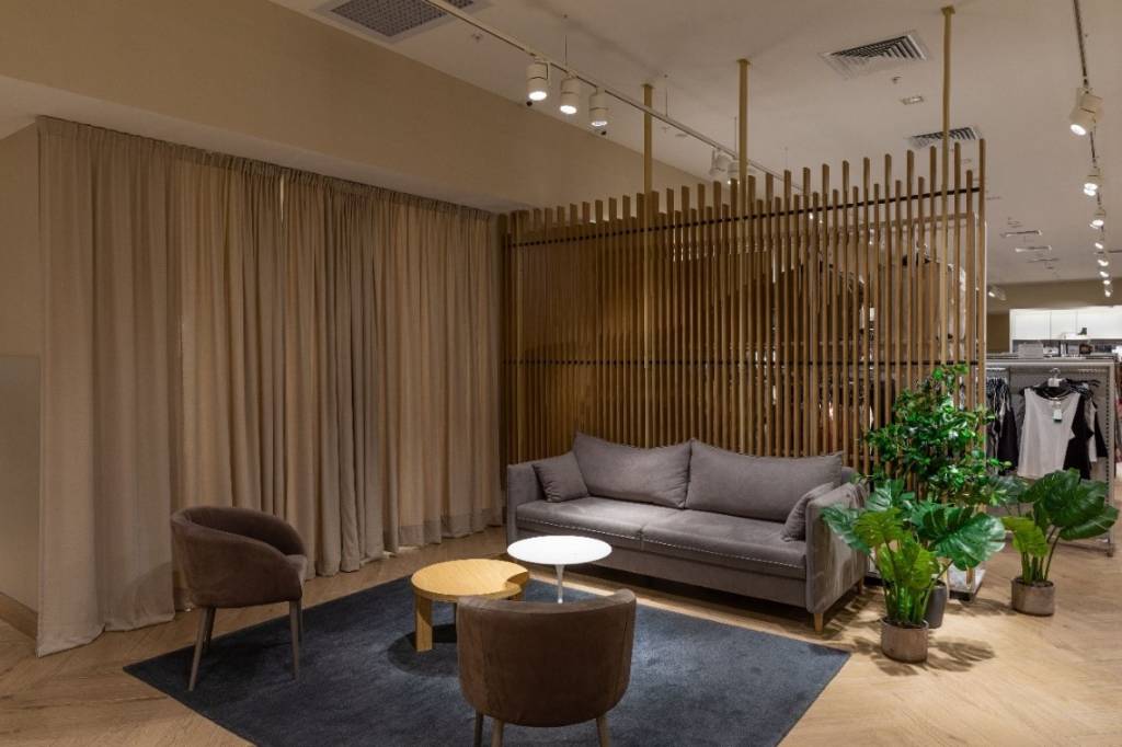 tipos-divisorias-ambiente-dicas-e-projetos 5 tipos de divisórias de ambiente com dicas e projetos para se inspirar. Na foto, sala com divisória de madeira vazada.